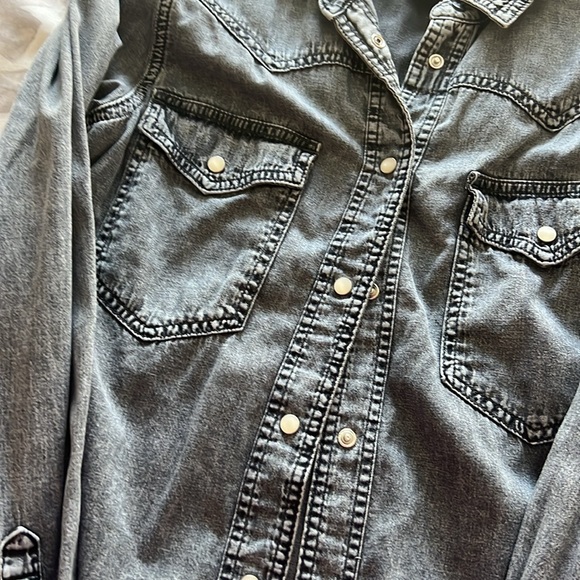 Gap snap close long sleeve - Picture 3 of 4